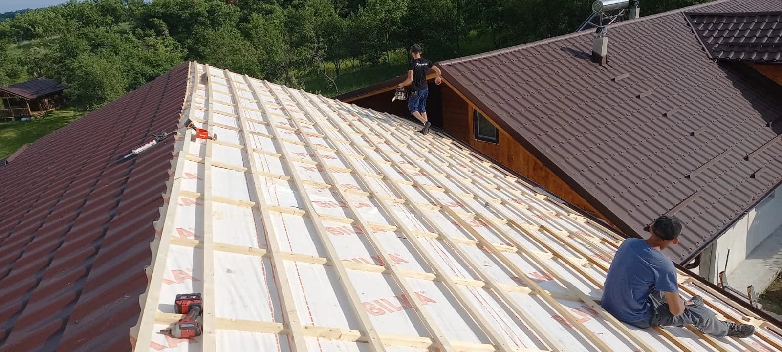 Montaj acoperiș nou cu țiglă metalică — Acopvest