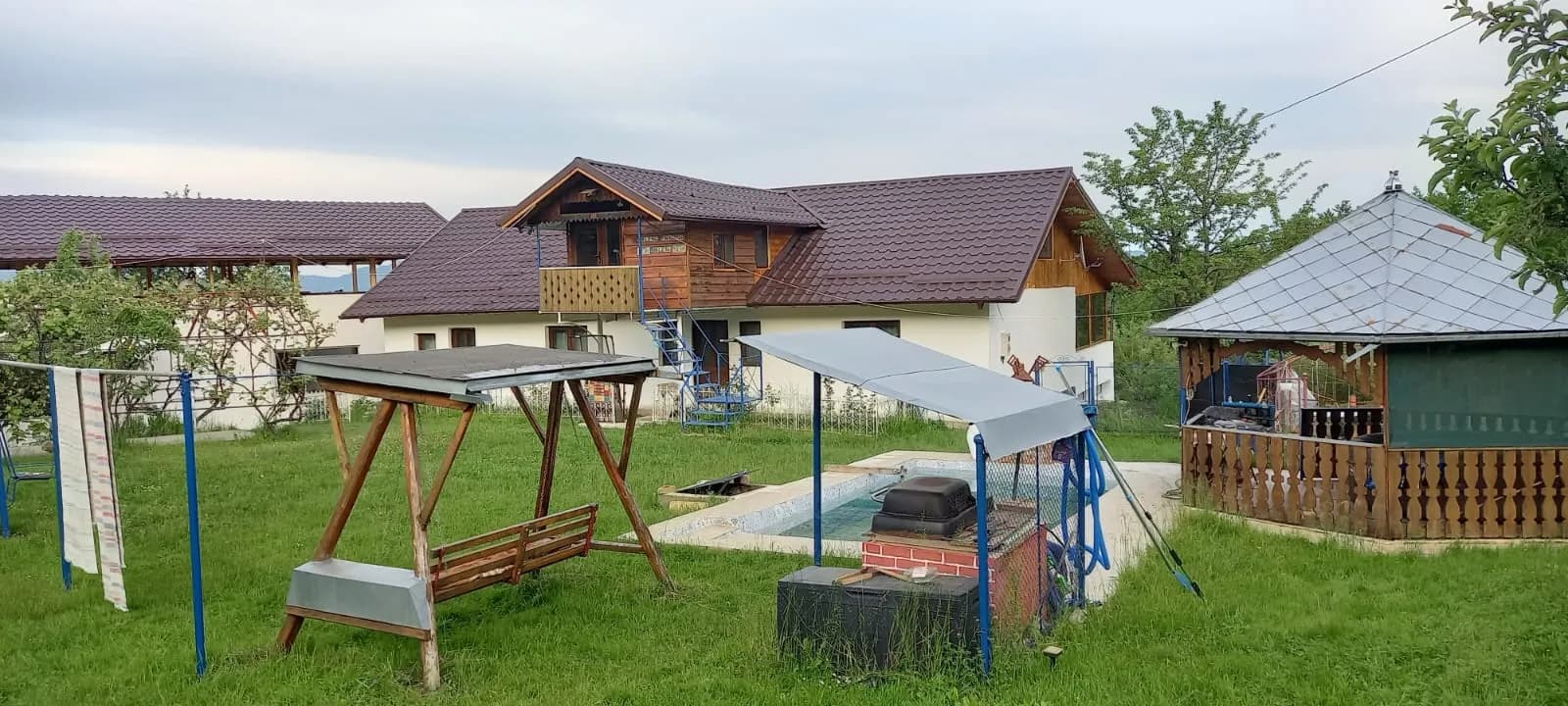 Casă cu mansardă și țiglă metalică